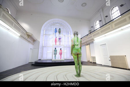 Corpo verniciato modelli interagire con uno degli impianti a prove di cicatrice di cembali, una mostra personale di artista americano Donna Huanca presso la collezione Zabludowicz a Chalk Farm, Londra dal 29 Settembre a Dicembre 18th. Foto Stock