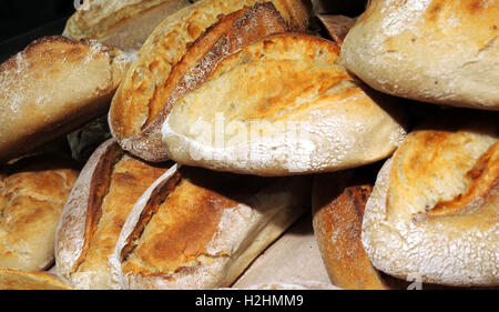 Pane cotto al forno in un forno Foto Stock