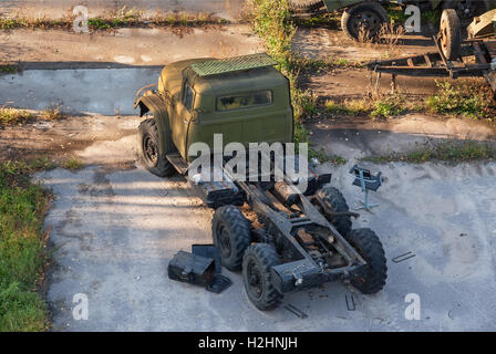 Russo vecchio arrugginito army truck abbandonato su una piattaforma di cemento Foto Stock
