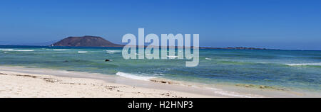 Fuerteventura Isole Canarie, Nord Africa, Spagna: vista panoramica della spiaggia mozzafiato di Grandes Playas con vista della piccola isola di Lobos Foto Stock