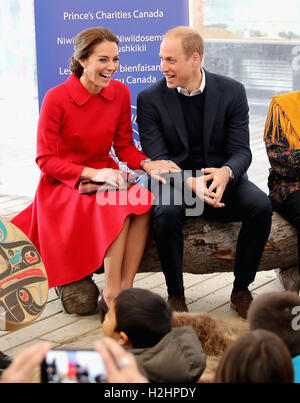 Il Duca e la Duchessa di Cambridge sit come storie sono letti per bambini presso il Museo MacBride di Yukon storia in Whitehorse al quinto giorno della gita reale in Canada. Foto Stock