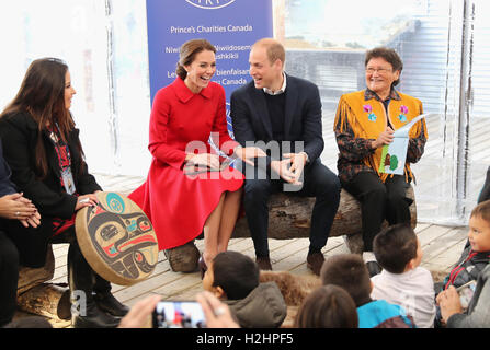 Il Duca e la Duchessa di Cambridge sit come storie sono letti per bambini presso il Museo MacBride di Yukon storia in Whitehorse al quinto giorno della gita reale in Canada. Foto Stock