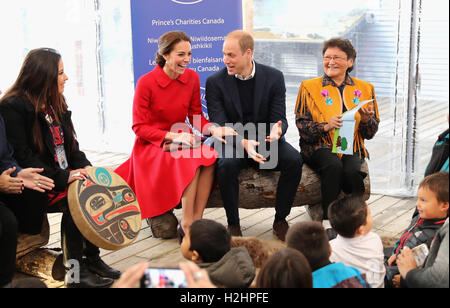 Il Duca e la Duchessa di Cambridge sit come storie sono letti per bambini presso il Museo MacBride di Yukon storia in Whitehorse al quinto giorno della gita reale in Canada. Foto Stock
