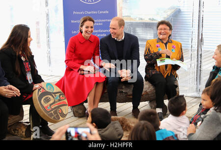 Il Duca e la Duchessa di Cambridge sit come storie sono letti per bambini presso il Museo MacBride di Yukon storia in Whitehorse al quinto giorno della gita reale in Canada. Foto Stock