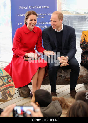 Il Duca e la Duchessa di Cambridge sit come storie sono letti per bambini presso il Museo MacBride di Yukon storia in Whitehorse al quinto giorno della gita reale in Canada. Foto Stock
