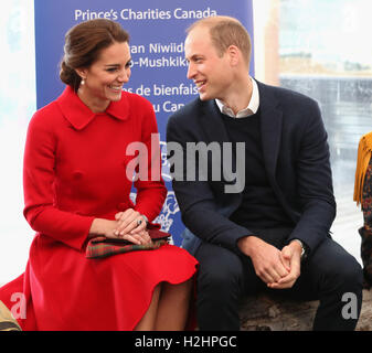 Il Duca e la Duchessa di Cambridge sit come storie sono letti per bambini presso il Museo MacBride di Yukon storia in Whitehorse al quinto giorno della gita reale in Canada. Foto Stock