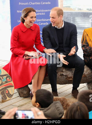 Il Duca e la Duchessa di Cambridge sit come storie sono letti per bambini presso il Museo MacBride di Yukon storia in Whitehorse al quinto giorno della gita reale in Canada. Foto Stock
