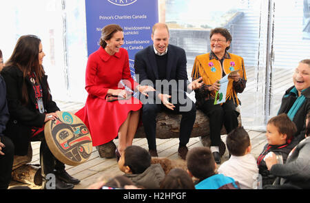 Il Duca e la Duchessa di Cambridge sit come storie sono letti per bambini presso il Museo MacBride di Yukon storia in Whitehorse al quinto giorno della gita reale in Canada. Foto Stock