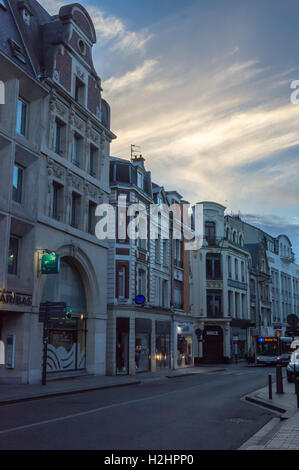 Art Deco shop edifici, sunset Rue Ernestale, Arras, Pas-de-Calais, Hauts de France, Francia Foto Stock