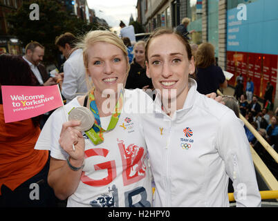 Gran Bretagna Zoe Lee (sinistra) e Laura Weightman durante l'evento di homecoming in Leeds City Centre. Foto Stock