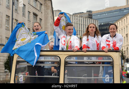 (Da sinistra a destra) Gran Bretagna Bryony Pagina, Nilo Wilson, Lois Toulson e Rebecca Gallantree durante l'evento di homecoming in Leeds City Centre. Foto Stock