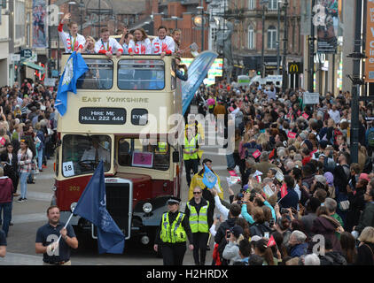 (Da sinistra a destra) Gran Bretagna Bryony Pagina, Nilo Wilson, Lois Toulson e Rebecca Gallantree durante l'evento di homecoming in Leeds City Centre. Foto Stock