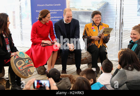 Il Duca e la Duchessa di Cambridge sit come storie sono letti per bambini presso il Museo MacBride di Yukon storia in Whitehorse al quinto giorno della gita reale in Canada. Foto Stock
