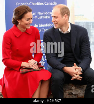 Il Duca e la Duchessa di Cambridge sit come storie sono letti per bambini presso il Museo MacBride di Yukon storia in Whitehorse al quinto giorno della gita reale in Canada. Foto Stock