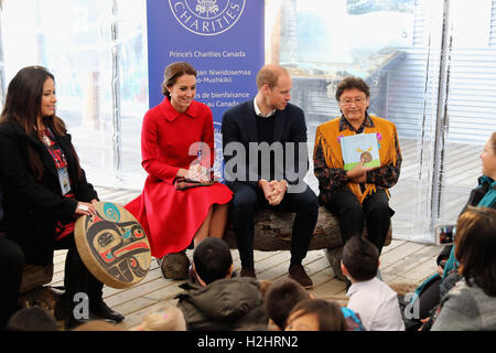 Il Duca e la Duchessa di Cambridge sit come storie sono letti per bambini presso il Museo MacBride di Yukon storia in Whitehorse al quinto giorno della gita reale in Canada. Foto Stock