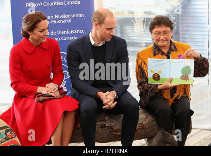 Il Duca e la Duchessa di Cambridge sit come storie sono letti per bambini presso il Museo MacBride di Yukon storia in Whitehorse al quinto giorno della gita reale in Canada. Foto Stock