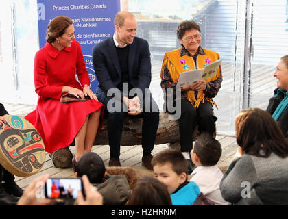 Il Duca e la Duchessa di Cambridge sit come storie sono letti per bambini presso il Museo MacBride di Yukon storia in Whitehorse al quinto giorno della gita reale in Canada. Foto Stock
