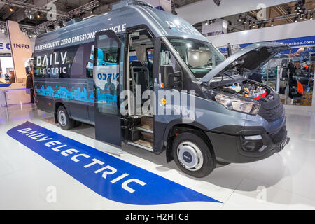 IVECO Daily bus elettrico presso la IAA 2016 Foto Stock