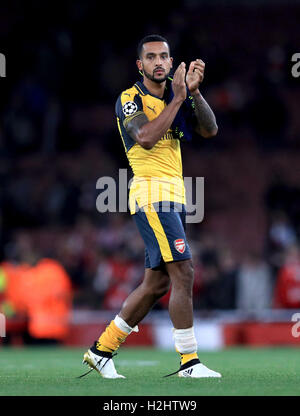 Dell'Arsenal Theo Walcott elogia gli appassionati dopo il fischio finale durante la UEFA Champions League, Gruppo a corrispondere all'Emirates Stadium di Londra. Foto Stock