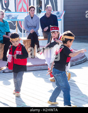 Il Duca e la Duchessa di Cambridge guardare la prima nazione ballerini e giocato con i bambini nel parco giochi nel corso di una visita a Carcross, Yukon, il quinto giorno del Royal Tour in Canada. Foto Stock