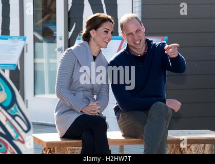 Il Duca e la Duchessa di Cambridge guardare la prima nazione ballerini e giocato con i bambini nel parco giochi nel corso di una visita a Carcross, Yukon, il quinto giorno del Royal Tour in Canada. Foto Stock