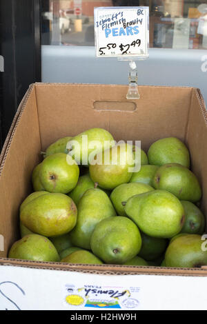 Fiammingo organico cimelio di bellezza delle pere prodotte in British Columbia per la vendita al mercato di Calgary Foto Stock