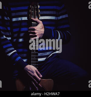 Musicista e la sua chitarra tzigana in blu scuro ambiance. Foto Stock