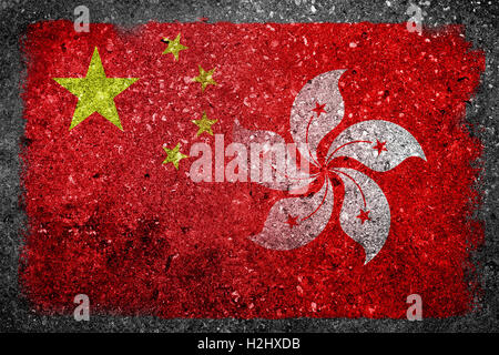 Uniti Bandiera della Cina e Hong Kong dipinta su grunge di calcestruzzo. Concetto di Hong Kong è il primo speciale Regio amministrative Foto Stock