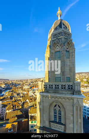 Vista del centro storico (Altstadt) e la torre del Grossmunster (grande minster) Chiesa. A Zurigo, Svizzera Foto Stock