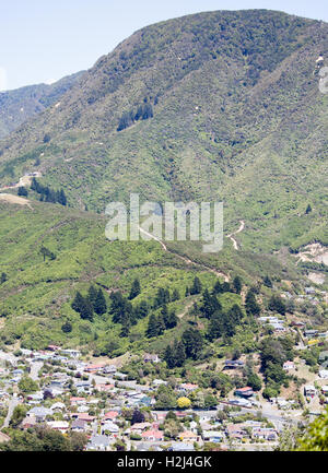 La verticale vista panoramica di Picton cittadina circondata da montagne (Nuova Zelanda). Foto Stock