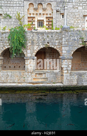 Archi sul lato nord della parete peschiera Castello Tvrdalj, Stari Grad, Isola di Hvar, Croazia, Dalmazia, costa dalmata, l'Europa. Foto Stock