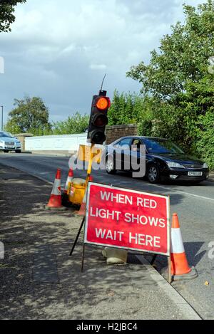 Semafori provvisori sulla strada britannico Foto Stock