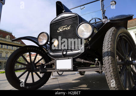 Ford Modello T dal 1921 parcheggiato nella piazza del paese Foto Stock
