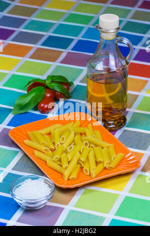 Pasta non cotta in un arancione Vassoio in ceramica Foto Stock