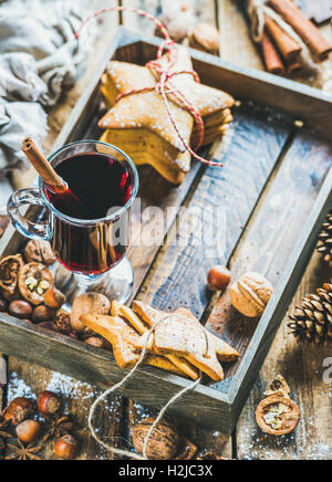 Bicchiere di vin brulé, gingerbread cookie e spezie, spazio di copia Foto Stock