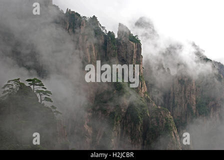 A metà pomeriggio sole dissipa le nubi nel Xihai gola delle montagne Huangshan. Vista dal cloud fugare Pavilion. Foto Stock