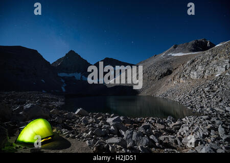 Un posto tenda con una grande vista sotto Forester Pass, Sierra Nevada, in California, Stati Uniti d'America, America del Nord Foto Stock