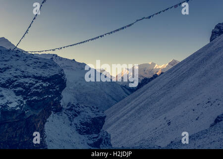 La mattina in montagna himalayana con la preghiera buddista bandiere. Foto Stock