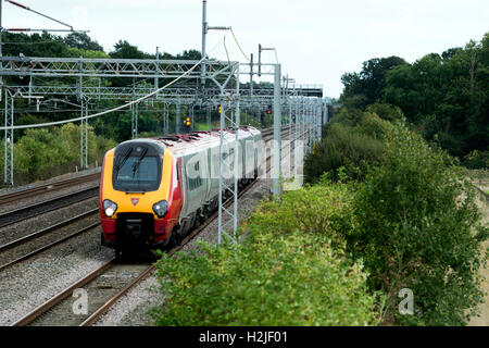 Treni del Virgin Voyager treno diesel sulla linea principale della costa occidentale a Easenhall, Warwickshire, Regno Unito Foto Stock