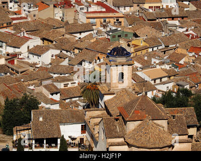 Vista panoramica sui tetti della città e indigo blue chiesa dome dalla parete del castello a Xativa Spagna Espana Foto Stock