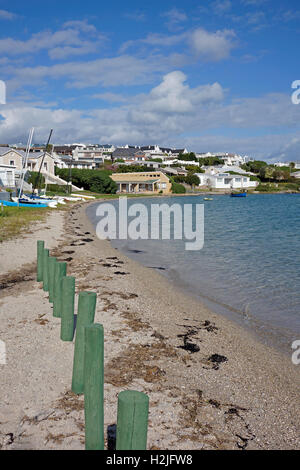 Case lungo la laguna di Langebaan edge, Langebaan, Provincia del Capo Occidentale, Sud Africa. Foto Stock