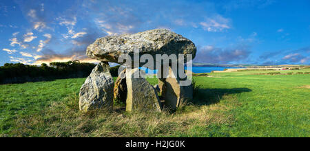 Carreg Sansone Sansone o della pietra, un anno 5000 Neolitico antico quoit dolmen sepoltura camera, vicino Abercastle, Pembroke, Galles Foto Stock