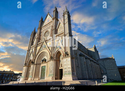 "Xiv secolo gotico toscano facciata del Duomo di Orvieto, Umbria, Italia Foto Stock