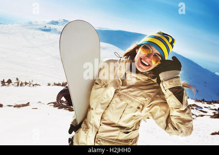 Felice ragazza snowboarder divertendosi Foto Stock