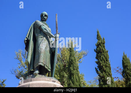 Statua di re Afonso Henriques dalla collina sacra nella città di Guimaraes. Il primo re del Portogallo nel XII secolo. Foto Stock