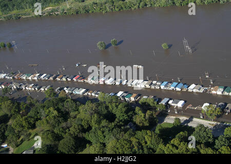 Vista aerea di case travolti dalle acque di esondazione del fiume di cedro attraverso le regioni del nord-est Iowa 26 Settembre 2016 vicino a Cedar Rapids, Iowa. Un trabocco di il fiume di cedro, il peggiore Cedar Rapids ha testimoniato dal 2008 era di 6 piedi sopra lo stadio flood risultante in più di diecimila persone essendo evacuato. Foto Stock