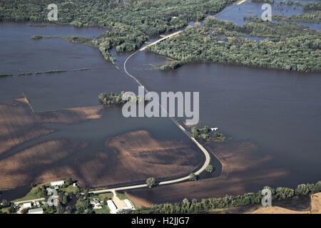 Vista aerea di case e strade sconvolte dalle acque di esondazione del fiume di cedro attraverso le regioni del nord-est Iowa 26 Settembre 2016 vicino a Cedar Rapids, Iowa. Un trabocco di il fiume di cedro, il peggiore Cedar Rapids ha testimoniato dal 2008 era di 6 piedi sopra lo stadio flood risultante in più di diecimila persone essendo evacuato. Foto Stock