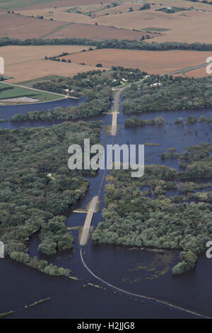 Vista aerea di case e strade sconvolte dalle acque di esondazione del fiume di cedro attraverso le regioni del nord-est Iowa 26 Settembre 2016 vicino a Cedar Rapids, Iowa. Un trabocco di il fiume di cedro, il peggiore Cedar Rapids ha testimoniato dal 2008 era di 6 piedi sopra lo stadio flood risultante in più di diecimila persone essendo evacuato. Foto Stock