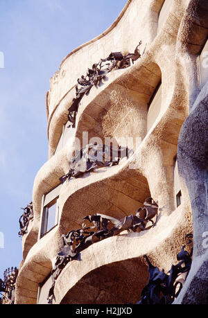 Facciata di La Pedrera, Casa Mila, chiudere la vista. Barcellona, in Catalogna, Spagna. Foto Stock