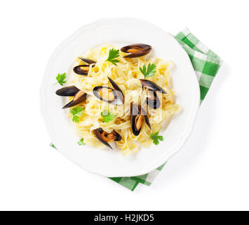 Pasta con frutti di mare. Le cozze. Isolato su sfondo bianco. Vista superiore Foto Stock